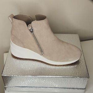 ALEX MARIE WOMEN'S CAMEL ANKLE BOOTS. SIZE 9.5